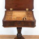 Biedermeier-Nähtisch, Mahagoni furniert, unter aufklappbarer Deckplatte Fächereinteilung z.T. mit Deckeln, gedrechselte Mittelsäule auf 3 Füßen, Gebrauchspuren, 72x52x40 cm - Foto 1