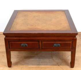 Couchtisch, Asien, mahagonifarben, mit 4 Schubladen, eingelegte Tischplatte in Rattanoptik, kleinere Gebrauchspuren, 50x89x89 cm