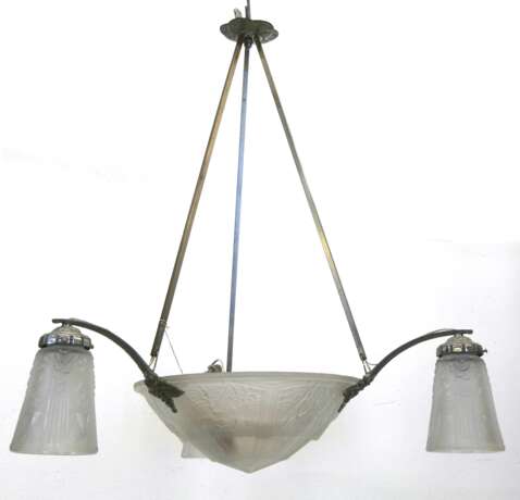 Jugendstil-Deckenlampe, 4-flammig, mittig runder Glasschirm mit 3 kleinen Glasschirmen an gebogenen Armen, Glas lüstrierend und ornamental reliefiert, chromfarbenes Gestell, H. 80 cm, Dm. 62 cm - Foto 1