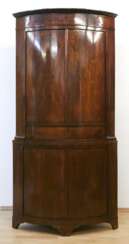 Biedermeier-Eckschrank, Mahagoni furniert, viertelrund, 2-türiges Unterteil mit 1 Schubkasten, 2-türigem Aufsatz, gerades Profilgesims, leichte Gebrauchspuren, 217x122x73 cm