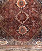 Produktkatalog. Shiraz, Iran, braungrundig mit Ornamental- und Floralmuster, Florfehlstellen, Fransen unterschiedlich lang, 310x200 cm