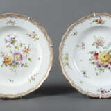 2 goldstaffierte (Wand-)Teller mit Blumenmalerei M… - photo 1