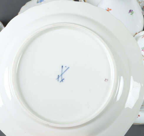 Kaffeeservice mit gestreuten Blümchen für mindeste… - photo 3