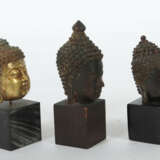 3 variierende Buddhaköpfe China, 19./20. Jh., Bron… - photo 2