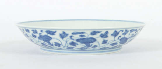 Schale mit Vegetabildekor China, wohl 20. Jh., Por… - Foto 2