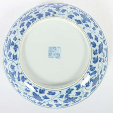 Schale mit Vegetabildekor China, wohl 20. Jh., Por… - Foto 3