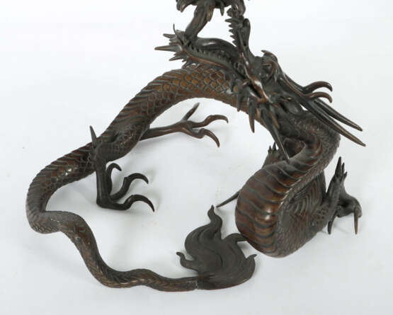Deckelgefäß auf Drache Japan, um 1900, Bronze, pat… - Foto 3