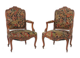 Zwei Louis XV-Fauteuils 18. Jh., Buche, mouluriert…