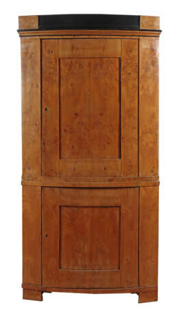 Zweiteiliger Biedermeier-Eckschrank um 1820/30, Nu… - photo 1