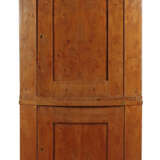 Zweiteiliger Biedermeier-Eckschrank um 1820/30, Nu… - photo 1