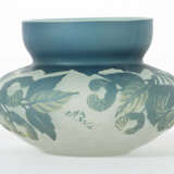 Kleine Jugendstilvase 20. Jh., farbloses Glas, mat… - photo 2