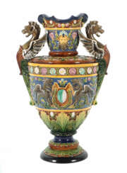 Historismusvase mit Drachenhandhaben 19. Jh., rötl…