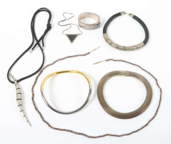 Konvolut Designschmuck modern, 6 Colliers und 1 Ar… - photo 1