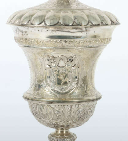 Großer Deckelpokal dat. 1841, Silber, ca. 845 g, r… - Foto 2