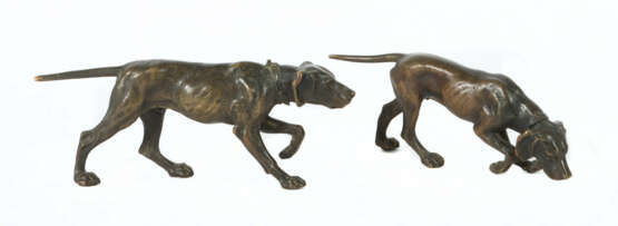 Bildhauer des 19./20. Jh 2 kleine Jagdhunde, Bronz… - photo 1