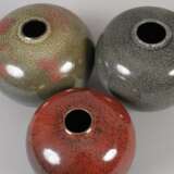 Drei kugelige Keramikvasen - photo 8