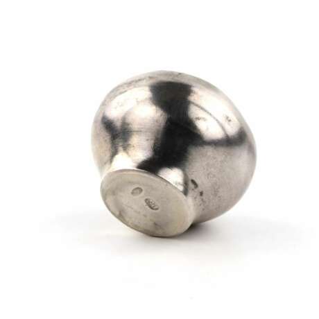 Русская серебряная солонка в виде чугунка. Серебро 84 19th century г. - фото 4 Русская серебряная солонка в виде чугунка. Серебро 84 19th century г. - фото 4