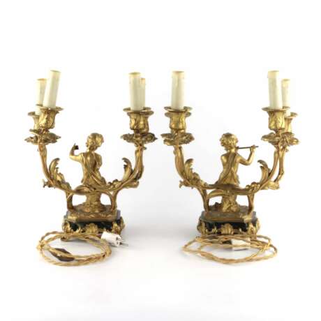 Lampes jumelees en bronze dore avec des amours jouant de la musique. Marble and gilded bronze Napoleon III Late 19th century - Foto 3