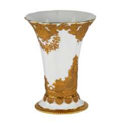 Magnifique vase &agrave; relief dore. Meissen. Tour des 19e et 20e si&egrave;cles. 