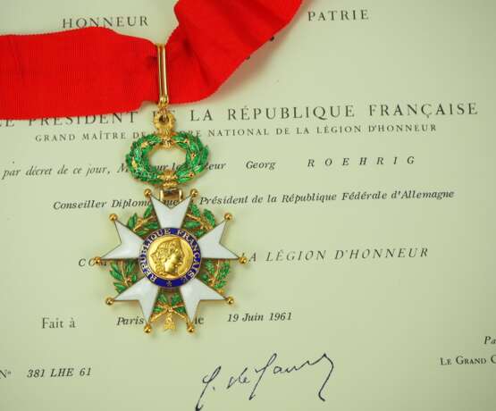 Frankreich: Orden der Ehrenlegion, 11. Modell (ab 1962), Komturkreuz, mit Urkunde für den Leiter der Ordenskanzlei. - фото 1