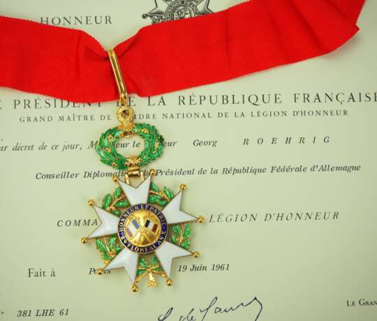 Frankreich: Orden der Ehrenlegion, 11. Modell (ab 1962), Komturkreuz, mit Urkunde für den Leiter der Ordenskanzlei. - фото 2