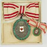 Österreich: Rot-Kreuz Medaille, in Silber, mit KD, dazu Miniatur und Etui. - Foto 1