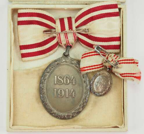 Österreich: Rot-Kreuz Medaille, in Silber, mit KD, dazu Miniatur und Etui. - Foto 2