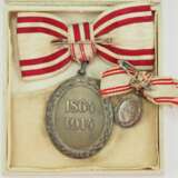 Österreich: Rot-Kreuz Medaille, in Silber, mit KD, dazu Miniatur und Etui. - photo 2