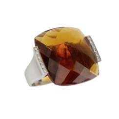 Bague en or blanc 18 carats avec c&eacute;trine couleur cognac et diamants. Italie. Deuxi&egrave;me moiti&eacute; du 20e si&egrave;cle. 