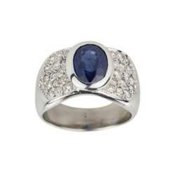 Gold 18K ring with sapphire and diamonds. 