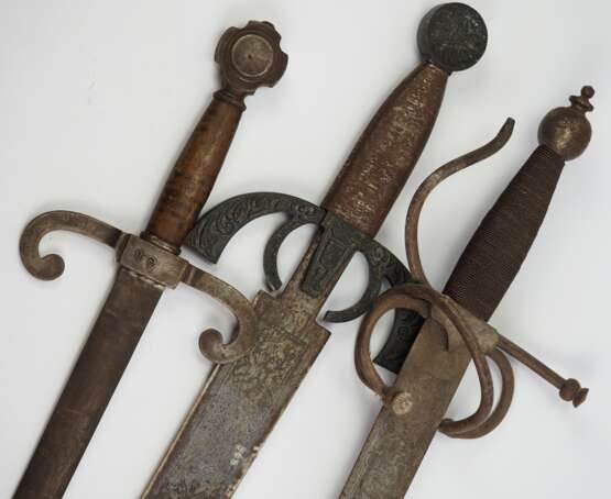 Historismus: Lot von 3 Schwertern. - photo 1