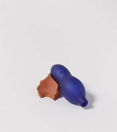 Anish Kapoor. Les objets d'artistes: A Vase (blue) - фото 3