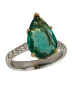 Diamanten. Bague en or 18 carats avec &eacute;meraude en forme de larme et diamants. 