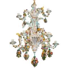 Ravissant lustre en porcelaine Meissen 1790, provenant de la residence du roi Alphonse XIII &agrave; Biarritz.