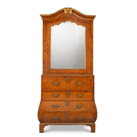 A GEORGE I BURR-WALNUT AND PARCEL-GILT BOMBE SECRETAIRE-CABINET - photo 2