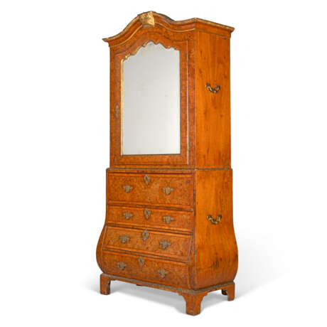 A GEORGE I BURR-WALNUT AND PARCEL-GILT BOMBE SECRETAIRE-CABINET - photo 3