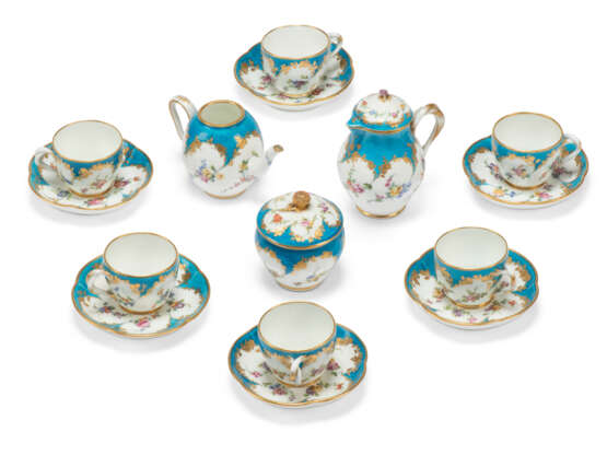 AN ASSEMBLED VINCENNCES PORCELAIN BLEU CELESTE PART TEA SERVICE - photo 4