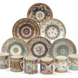 SIX SEVRES PORCELAIN COFFEE-CUPS AND SAUCERS - Foto 1