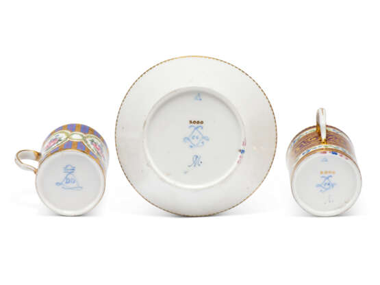 SIX SEVRES PORCELAIN COFFEE-CUPS AND SAUCERS - Foto 2