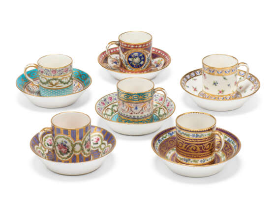SIX SEVRES PORCELAIN COFFEE-CUPS AND SAUCERS - Foto 3