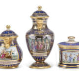 A NAPLES (REAL FABBRICA FERDINANDEA) PORCELAIN BLUE-GROUND SOLITAIRE - Foto 2