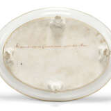 A NAPLES (REAL FABBRICA FERDINANDEA) PORCELAIN BLUE-GROUND SOLITAIRE - Foto 3