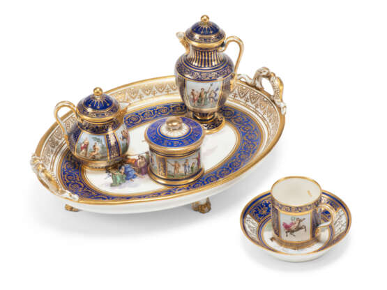 A NAPLES (REAL FABBRICA FERDINANDEA) PORCELAIN BLUE-GROUND SOLITAIRE - Foto 5