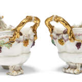 A CAPODIMONTE OR BUEN RETIRO PORCELAIN LARGE TWO-HANDLED BOTTLE COOLER ALMOST CERTAINLY FROM THE QUEEN OF SPAIN SERVICE AND A CAPODIMONTE OR BUEN RETIRO LARGE TWO-HANDLED BOTTLE COOLER - Foto 3