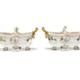 A CAPODIMONTE OR BUEN RETIRO PORCELAIN LARGE TWO-HANDLED BOTTLE COOLER ALMOST CERTAINLY FROM THE QUEEN OF SPAIN SERVICE AND A CAPODIMONTE OR BUEN RETIRO LARGE TWO-HANDLED BOTTLE COOLER - Foto 5