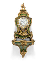 A LOUIS XV ORMOLU-MOUNTED GREEN-STAINED HORN STRIKING BRACKET CLOCK AND WALL BRACKET
