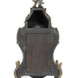A LOUIS XV ORMOLU-MOUNTED GREEN-STAINED HORN STRIKING BRACKET CLOCK AND WALL BRACKET - photo 6