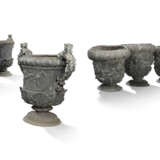 A SET OF EIGHT GEORGE III LEAD GARDEN URNS - фото 1