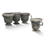 A SET OF EIGHT GEORGE III LEAD GARDEN URNS - фото 2