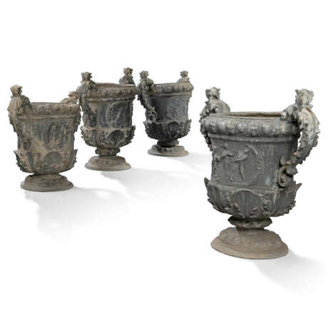 A SET OF EIGHT GEORGE III LEAD GARDEN URNS - фото 3